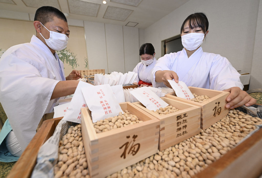 袋詰め作業が進む「福豆」＝浜松市中央区の五社神社