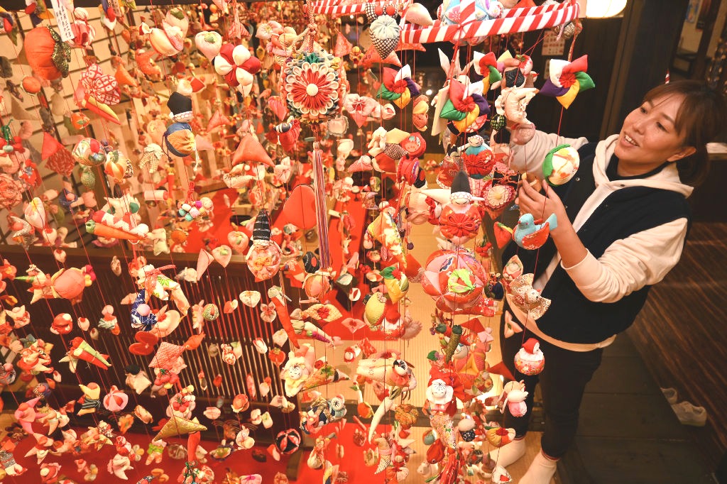 メイン会場の文化公園雛の館には多数のつるし飾りが展示される＝１９日午前１０時４０分ごろ、東伊豆町