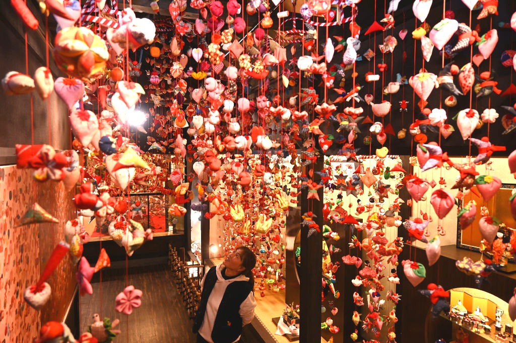 メイン会場の文化公園雛の館には多数のつるし飾りが展示される＝１９日午前１０時４０分ごろ、東伊豆町