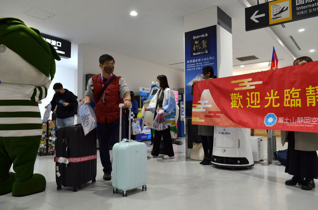国際線到着口で歓迎を受ける台湾からの搭乗客＝静岡空港