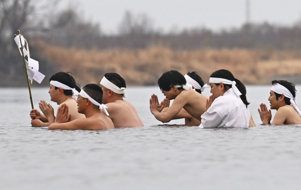 祝詞を奏上して身を清める神職ら＝浜松市中央区の天竜川