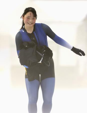 スピード女子１５００メートルで優勝し、笑顔の長野東・宮川笑佳＝クリスタルパーク恵那スケート場
