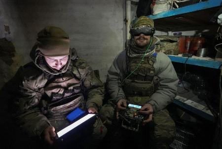 ウクライナ東部ドネツク州の陣地で無人機を操作するウクライナ兵＝１７日（ロイター＝共同）