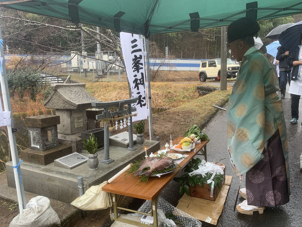 移設した祠の前で行われた遷座祭り＝伊豆市の大下三峯神社