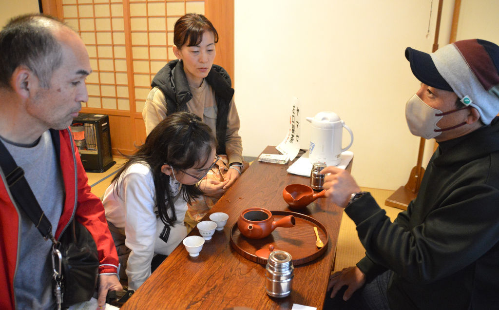地元産茶の魅力を市民にＰＲする「いわた茶会」＝磐田市見付の西光寺