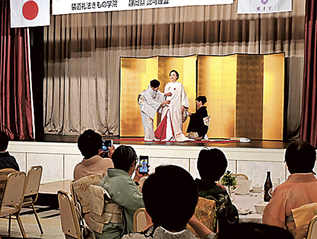 花嫁の打ち掛けの着装が披露された新年きものの集い＝掛川市内