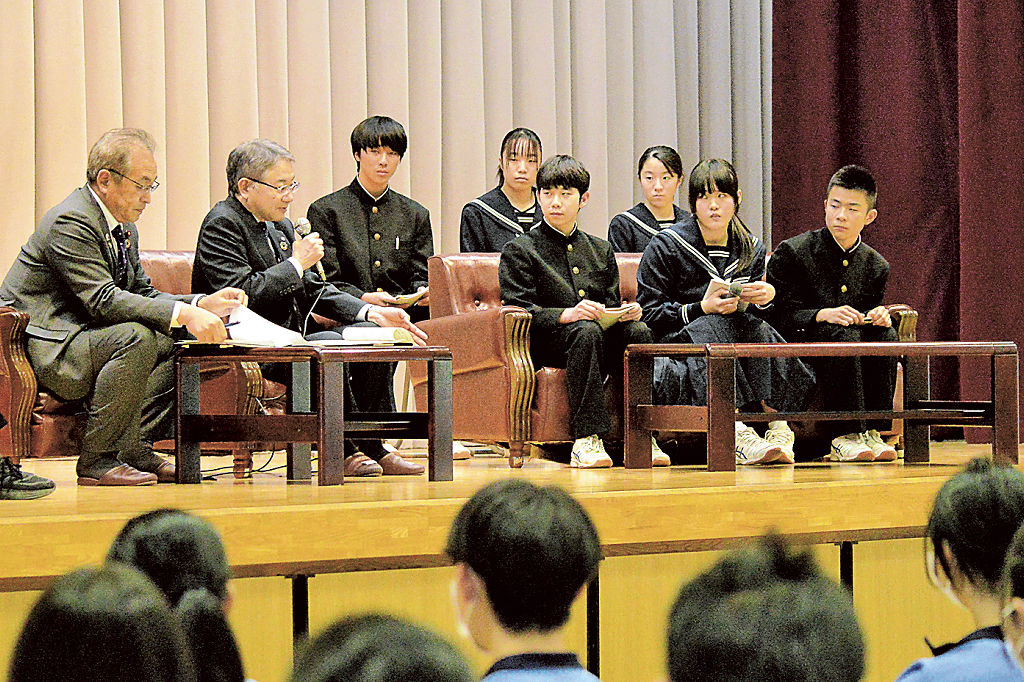 生徒とのトークセッションを行う中野市長（左から２人目）＝浜松市立可美中