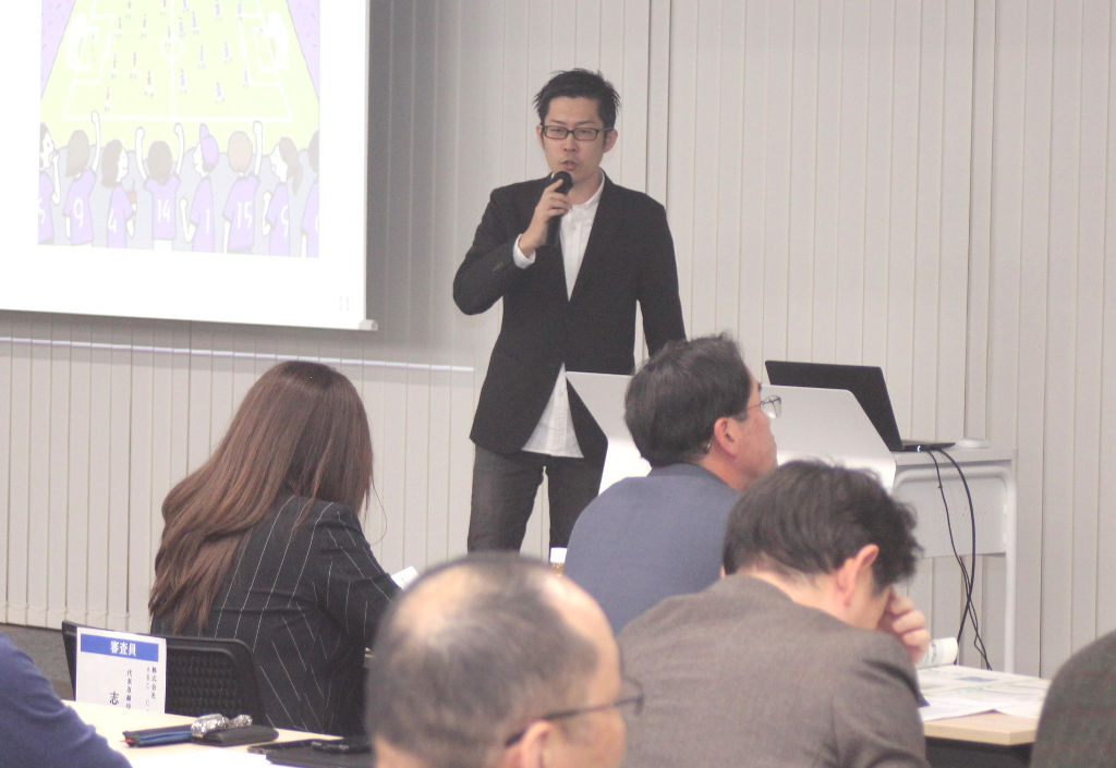 藤枝市の地域課題解決に向けた新ビジネスの計画を発表する速水さん＝市産学官連携推進センター
