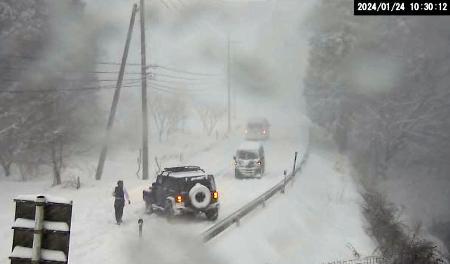 雪で覆われた滋賀県米原市内のライブカメラ映像＝２４日午前（滋賀県道路保全課提供）