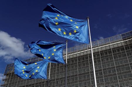 ブリュッセルの欧州連合（ＥＵ）本部に掲げられた旗＝２０２０年８月（ロイター＝共同）