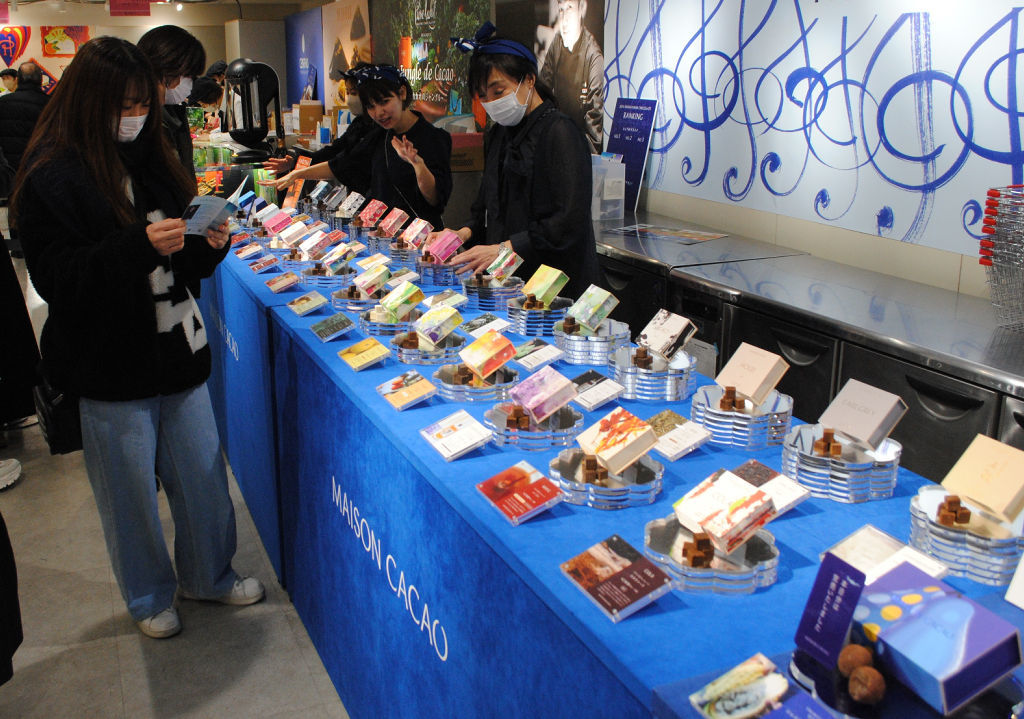 国内外約１００ブランドのチョコレートを集めた「アムール・デュ・ショコラ」＝浜松市中央区の遠鉄百貨店