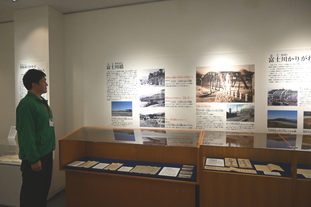 橋の役割や歴史を紹介する展示＝富士市の富士山かぐや姫ミュージアム