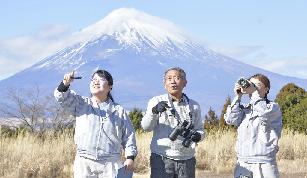 野鳥調査をする滝さん（中央）ら＝裾野市のキヤノン富士裾野リサーチパーク