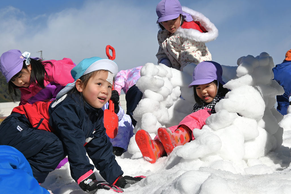 約３０トンの雪にはしゃぐ園児＝静岡市駿河区の若杉幼稚園