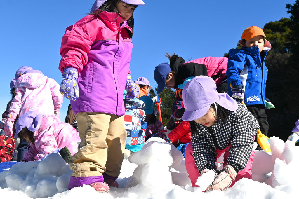 約３０トンの雪にはしゃぐ園児＝静岡市駿河区の若杉幼稚園