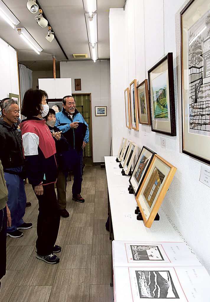飾り付け作業を終えて作品を鑑賞する会員たち＝焼津市本町の藍画廊