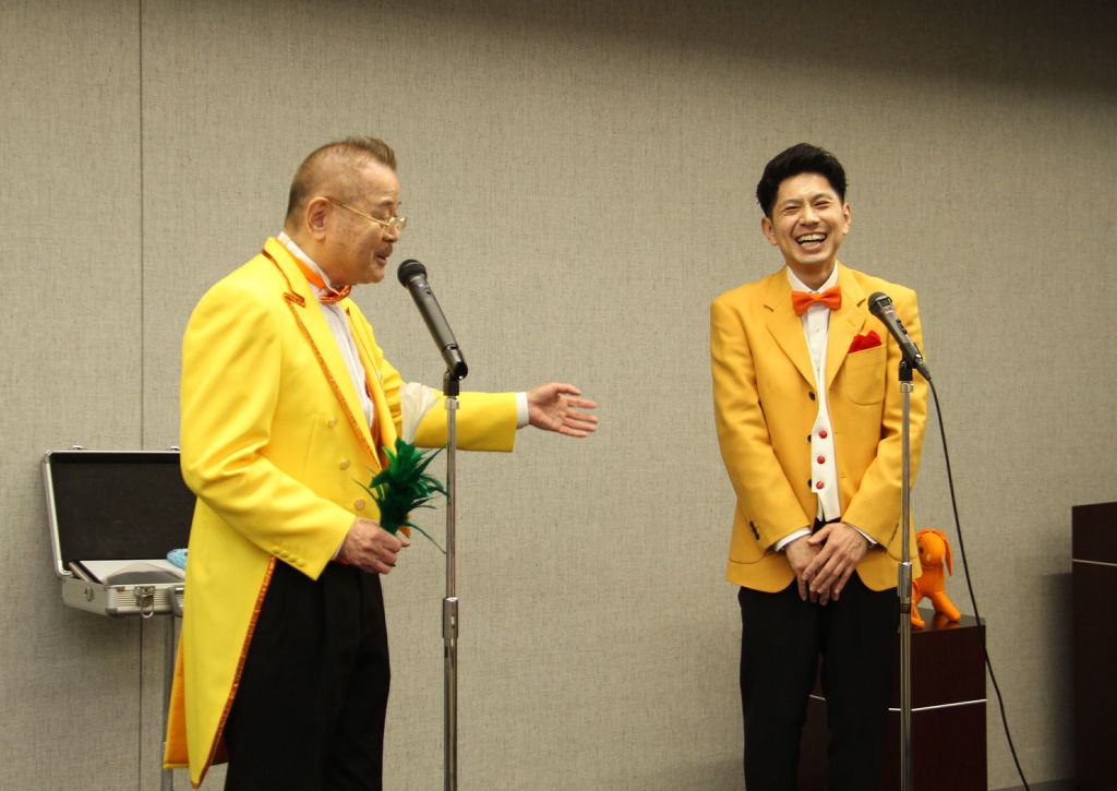 マジックによる認知症予防効果を紹介したマギー塁さん（右）とマギー司郎さん＝島田市役所
