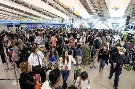 昨年のゴールデンウイークに、混み合う関西空港の国際線出発ロビー＝２０２３年４月
