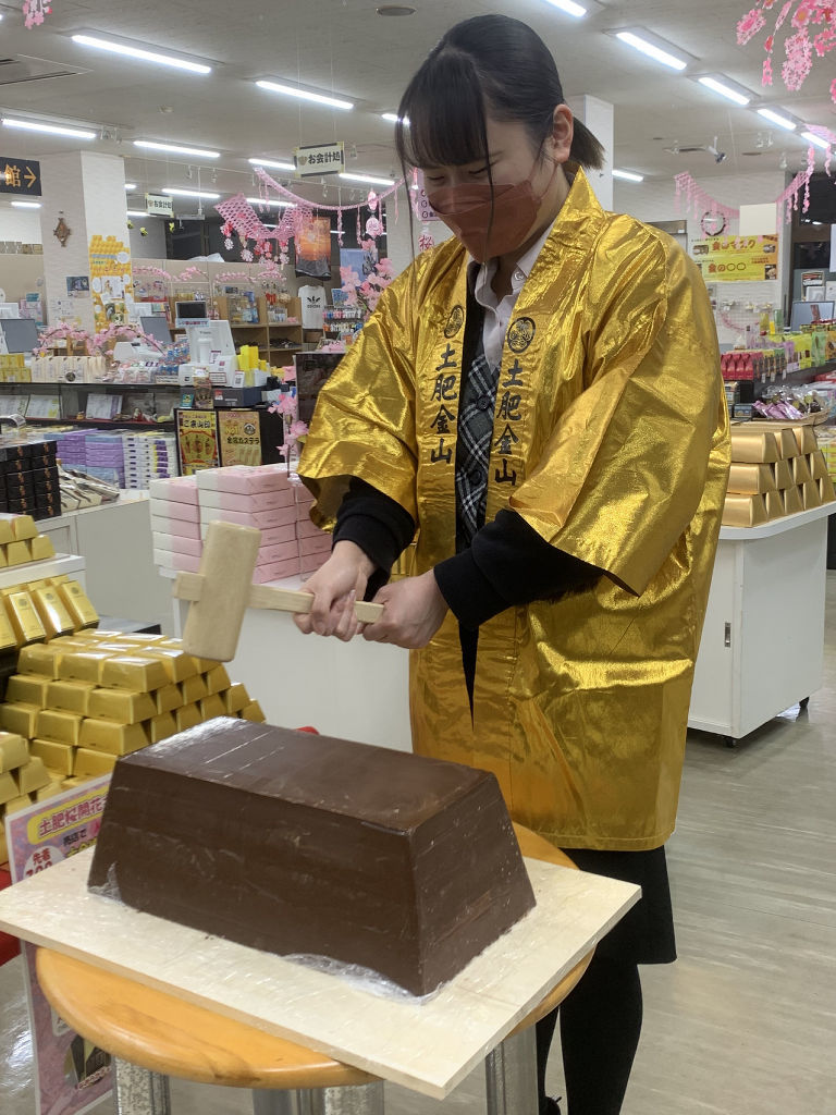 金塊とほぼ同じ大きさの巨大チョコレート＝伊豆市の土肥金山