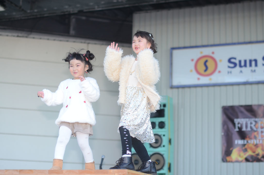 ファッションモデル体験に臨む子どもたち。自信に満ちた表情でポーズを取っていた＝２０２３年１２月上旬、浜松市浜名区のサンストリート浜北