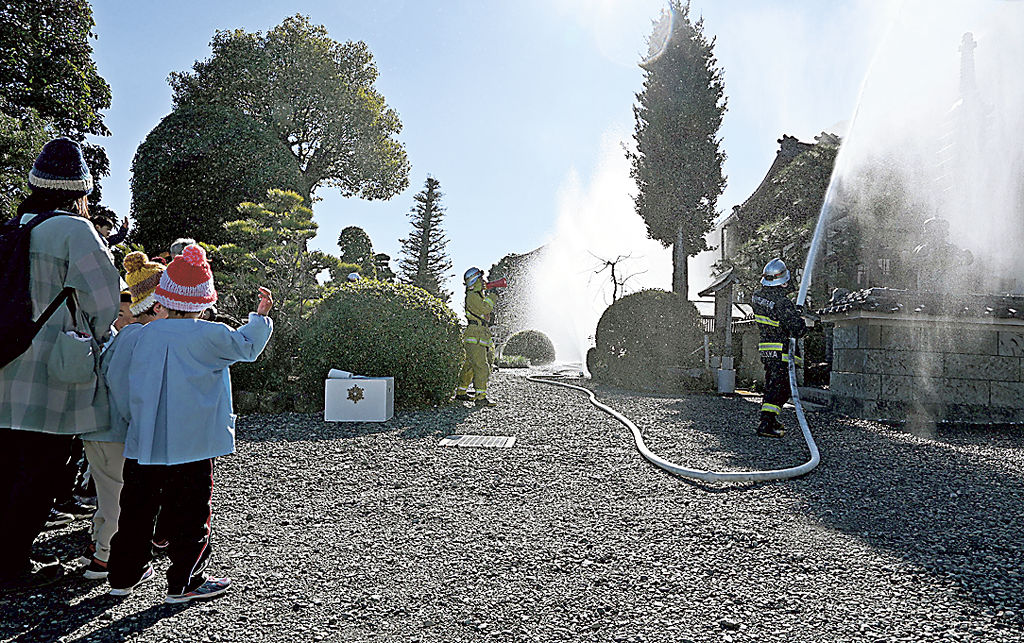 防火訓練に臨んだ消防隊員ら＝静岡市清水区の鉄舟禅寺