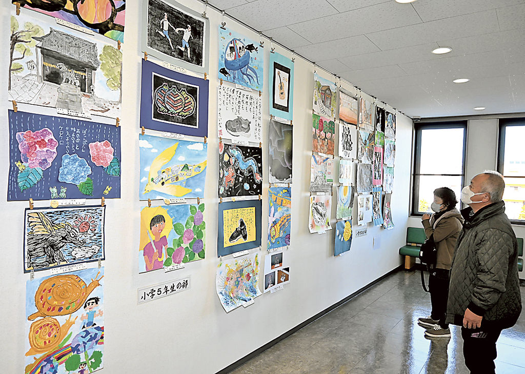 志太地区の小中学生の美術と書写作品が並ぶ美術展＝藤枝市の志太教育会館