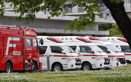 国立病院機構九州がんセンターに集まった救急車＝２０２３年５月、福岡市