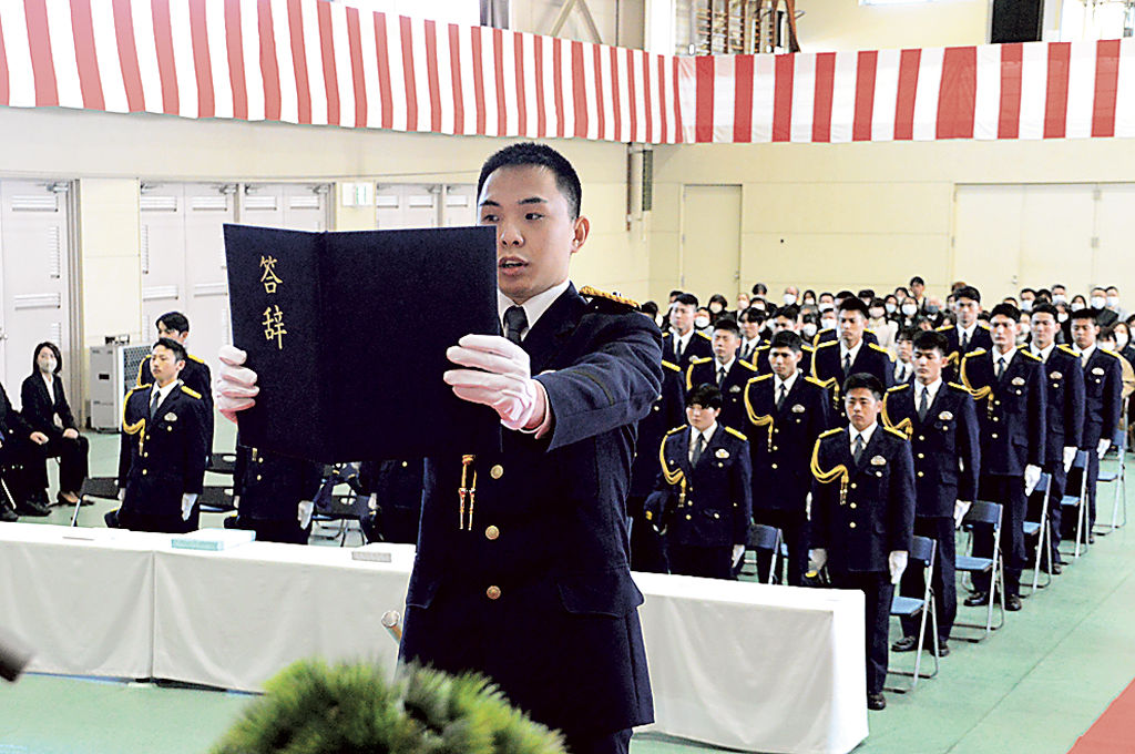 卒業生を代表し、答辞を読む鈴木さん＝藤枝市の県警察学校