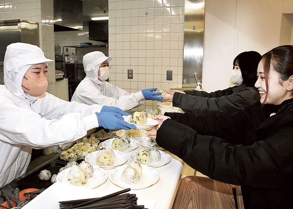 自分たちで調理した朝食を提供する食品栄養科学部の学生（左の２人）＝静岡市駿河区の県立大草薙キャンパス