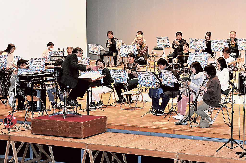 本番を控えて練習に励む掛川吹奏楽団のメンバー＝掛川市御所原の市生涯学習センター