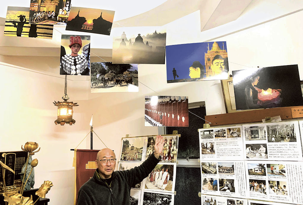 川口さんがミャンマーで撮影した写真などの展示＝伊豆市八木沢の妙蔵寺境内にあるパゴダ