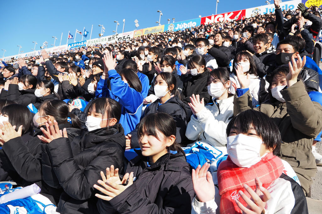 静岡ブルーレヴズのトライを喜ぶ中学生＝磐田市のヤマハスタジアム
