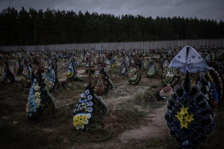 キーウ近郊ブチャに設けられた戦争犠牲者の墓地。２０２３年１０月７日（ゲッティ＝共同）