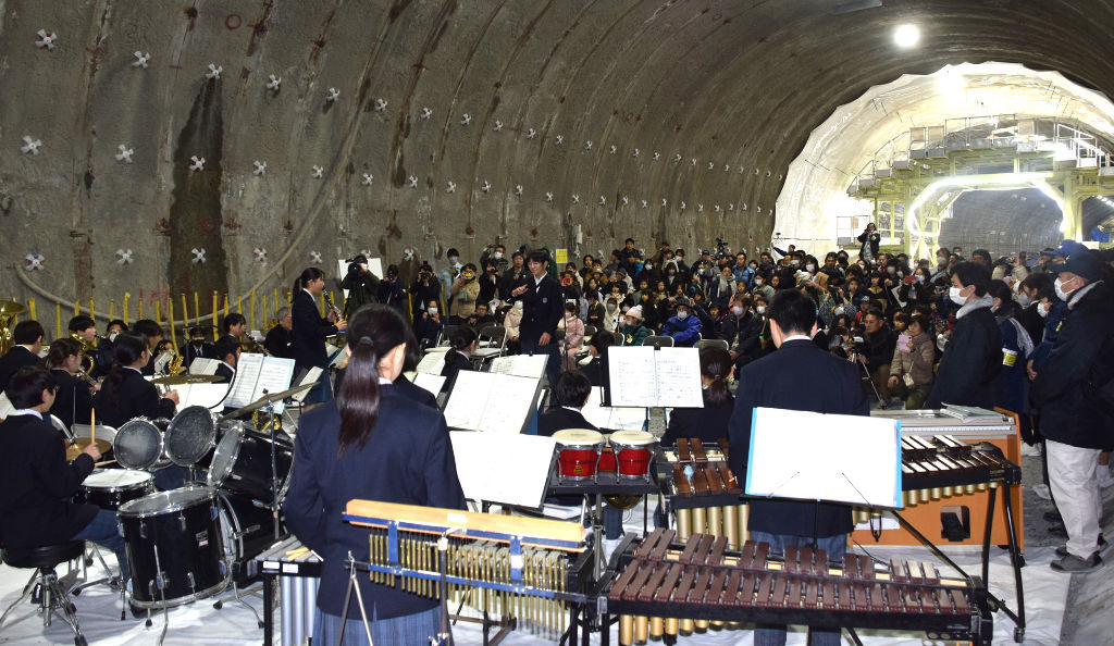 トンネル内で演奏する生徒たち＝藤枝市の国道１号藤枝バイパス潮トンネル