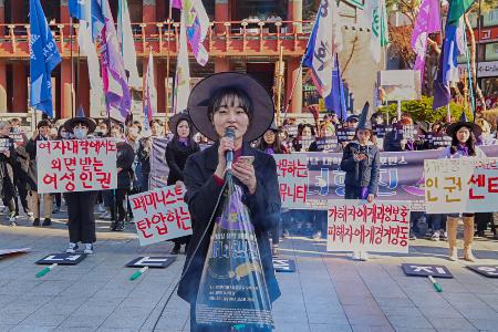 ２０１９年３月、ソウル市内で女性の権利向上を訴える、フェミスト団体の大学生たち（聯合＝共同）