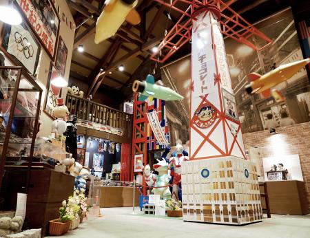 昭和ロマン蔵の「駄菓子屋の夢博物館」。懐かしいキャラクターグッズがいっぱいだ＝大分県豊後高田市