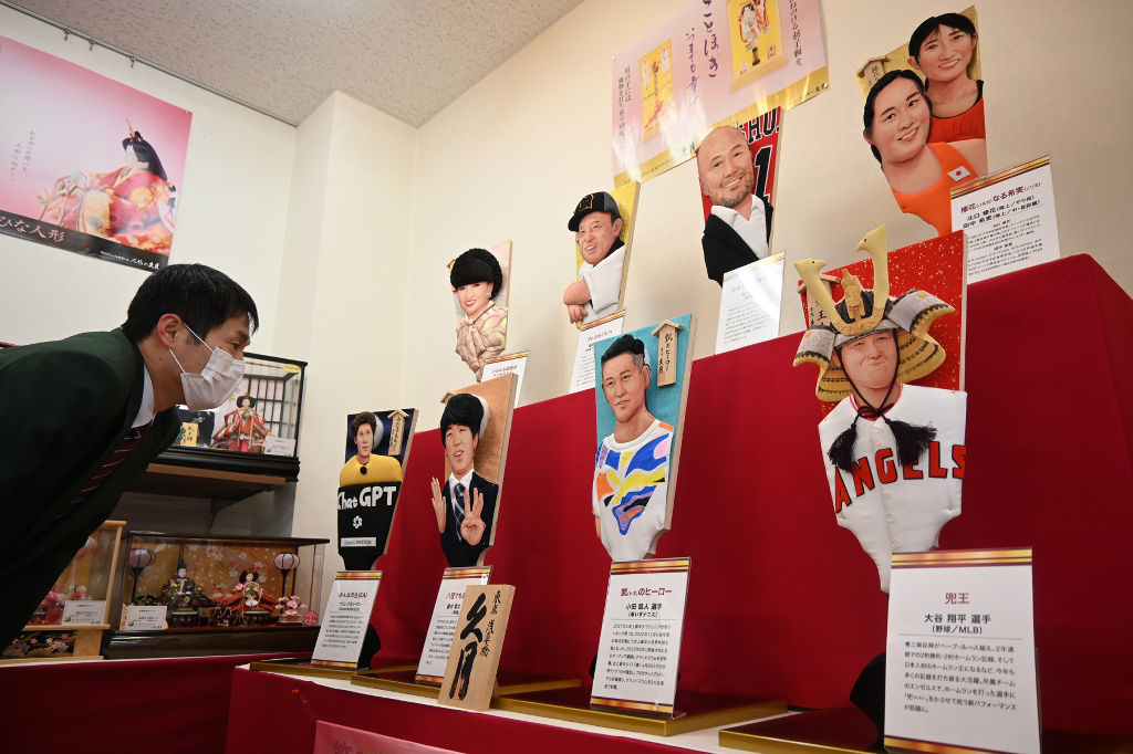 ２０２３年に活躍した人物を描いた「変わり羽子板」＝静岡市葵区の久月静岡店