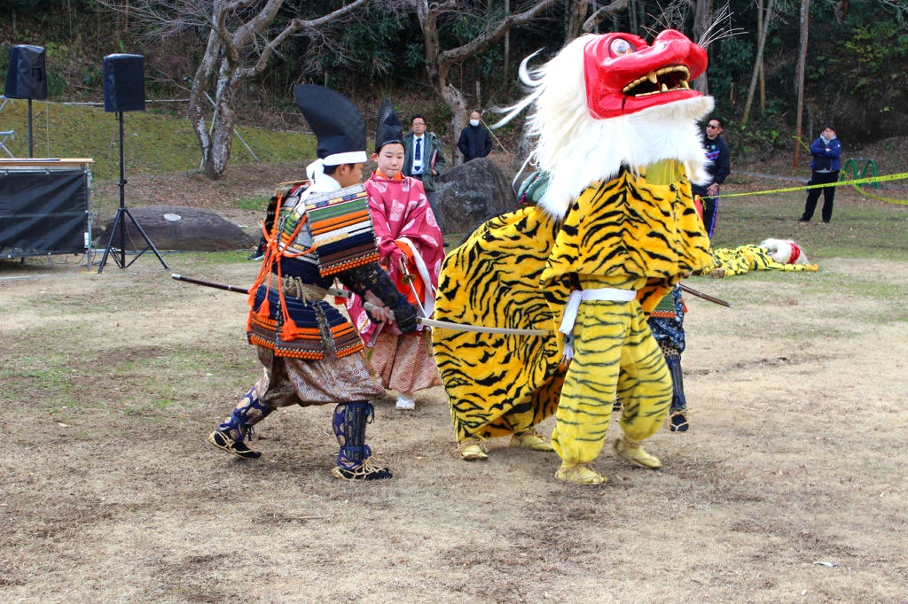 地元の中学生が披露した鵺踊り＝伊豆の国市の古奈もみじ公園