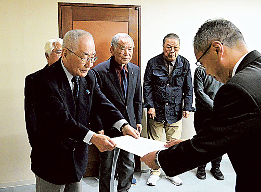 浜松球場の存続を求める要望書を手渡す福井代表（左）＝浜松市役所