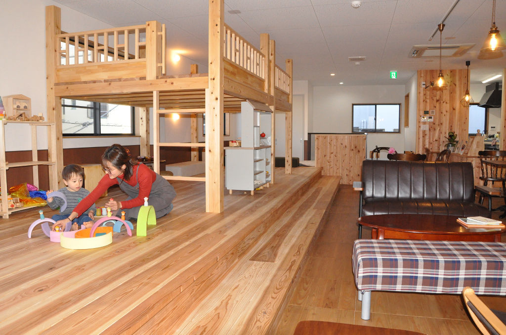 ３０種類以上の木製おもちゃで遊べるカフェ。親も子も楽しめる場所を目指す＝沼津市