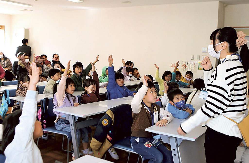 学校生活を体験する子どもたち＝静岡市葵区の特別支援教育センター