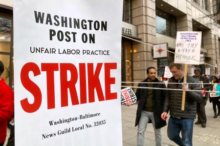 ワシントン・ポスト労組が実施したストライキ＝２０２３年１２月、ワシントン（共同）
