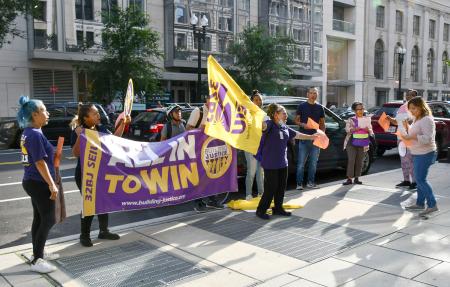 米ワシントンの路上で賃上げを訴える清掃員ら＝２０２３年９月（共同）