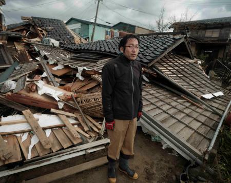 地震で倒壊した自宅を訪れた中島利之さん＝１月２０日、石川県珠洲市宝立町鵜飼