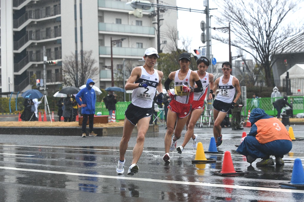 日本選手権２０キロ競歩で圧倒的なレース運びを見せた池田向希＝神戸市