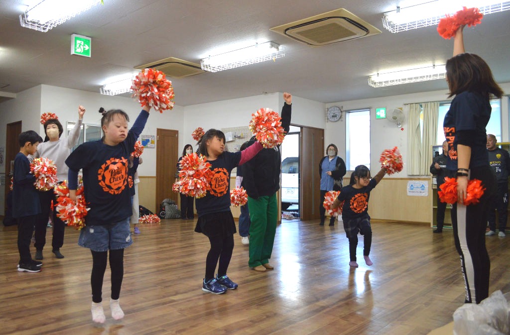 振り付けの指導を受けて練習に取り組む子どもたち＝静岡市駿河区