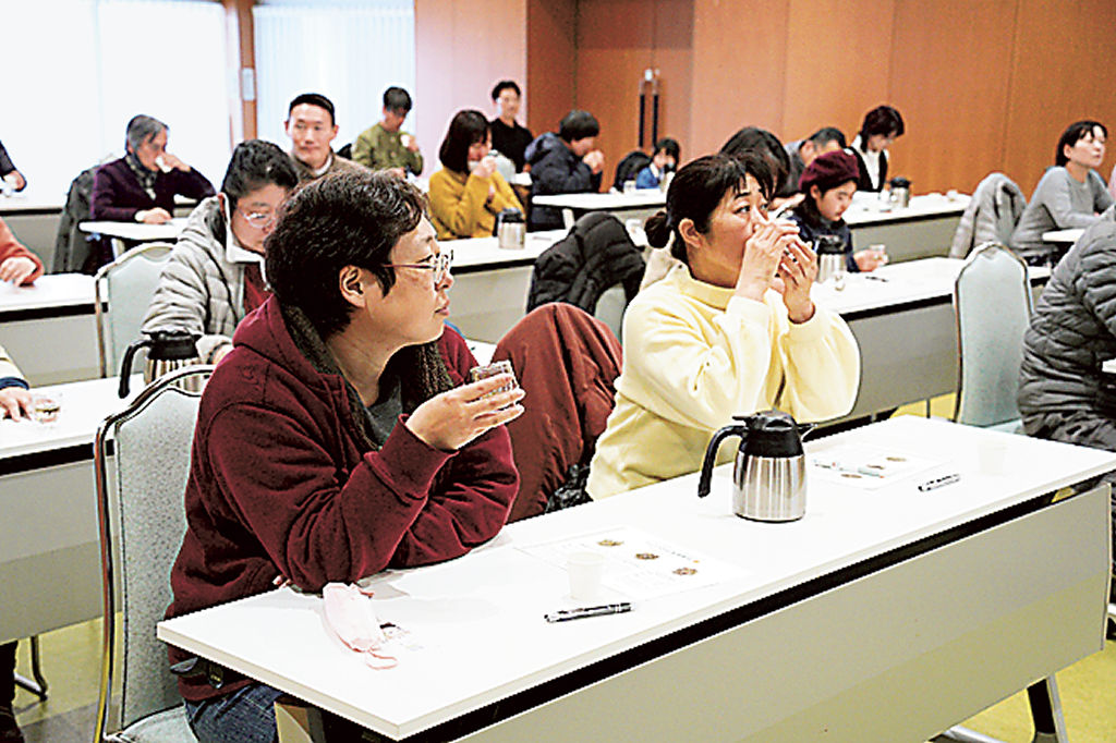 アジアの珍しいお茶を楽しむ参加者＝島田市のふじのくに茶の都ミュージアム