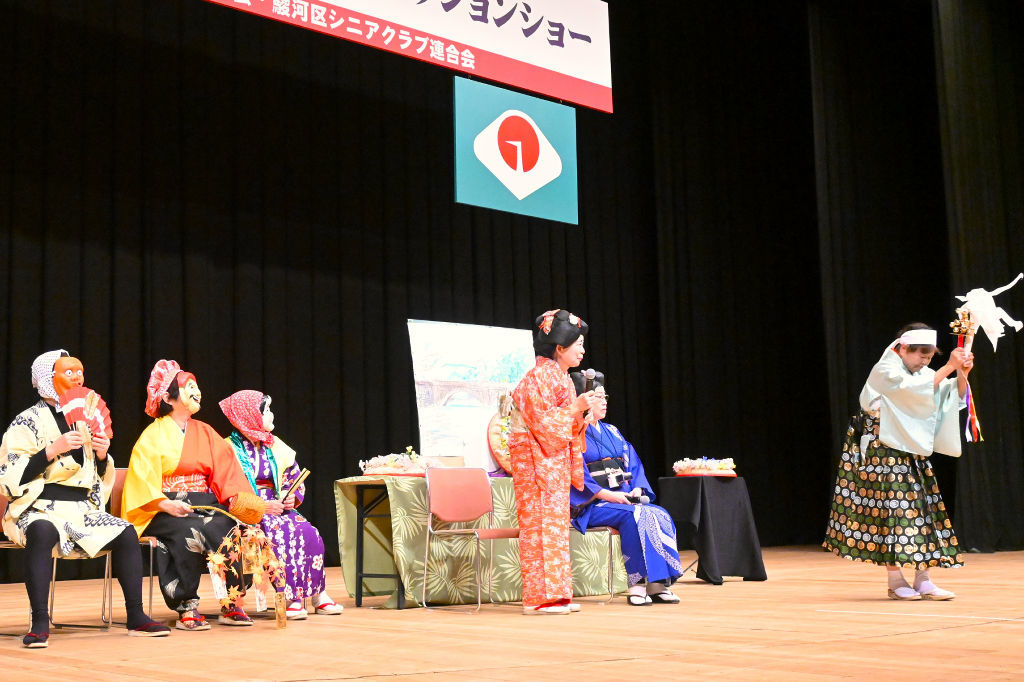 歌謡やダンスなどを披露する会員＝静岡市葵区の市民文化会館