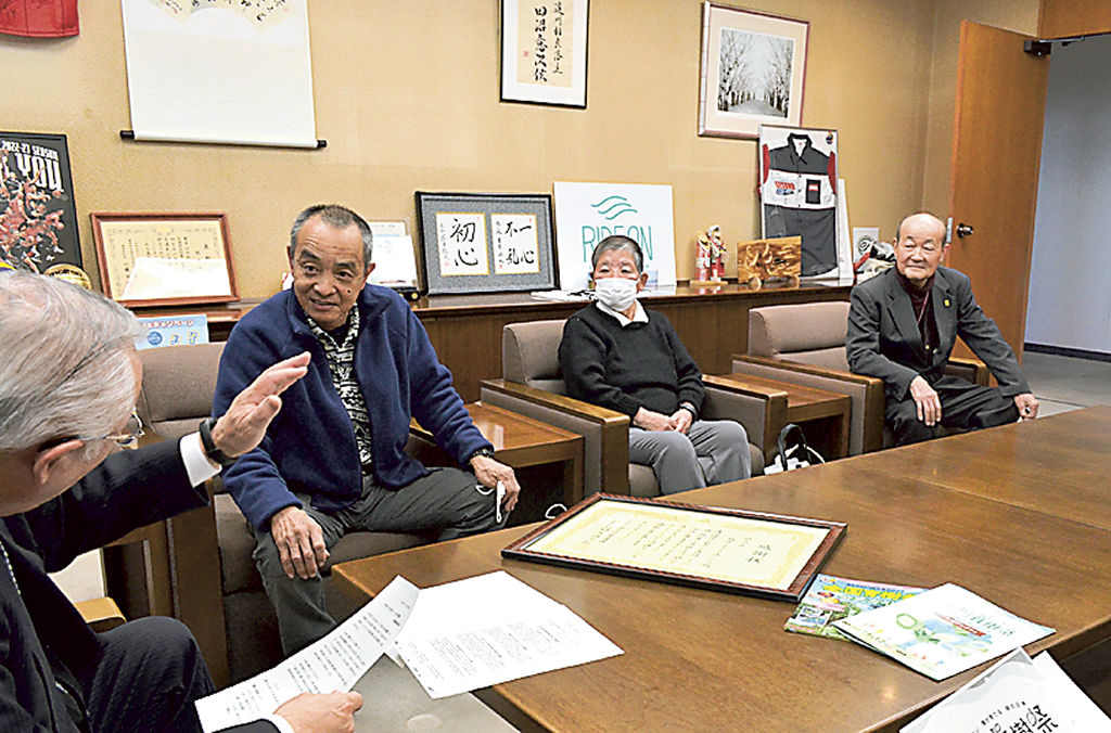 杉本市長（左）に受賞を報告する榛原ふるさとの森～だ～ずの会員ら＝市役所榛原庁舎