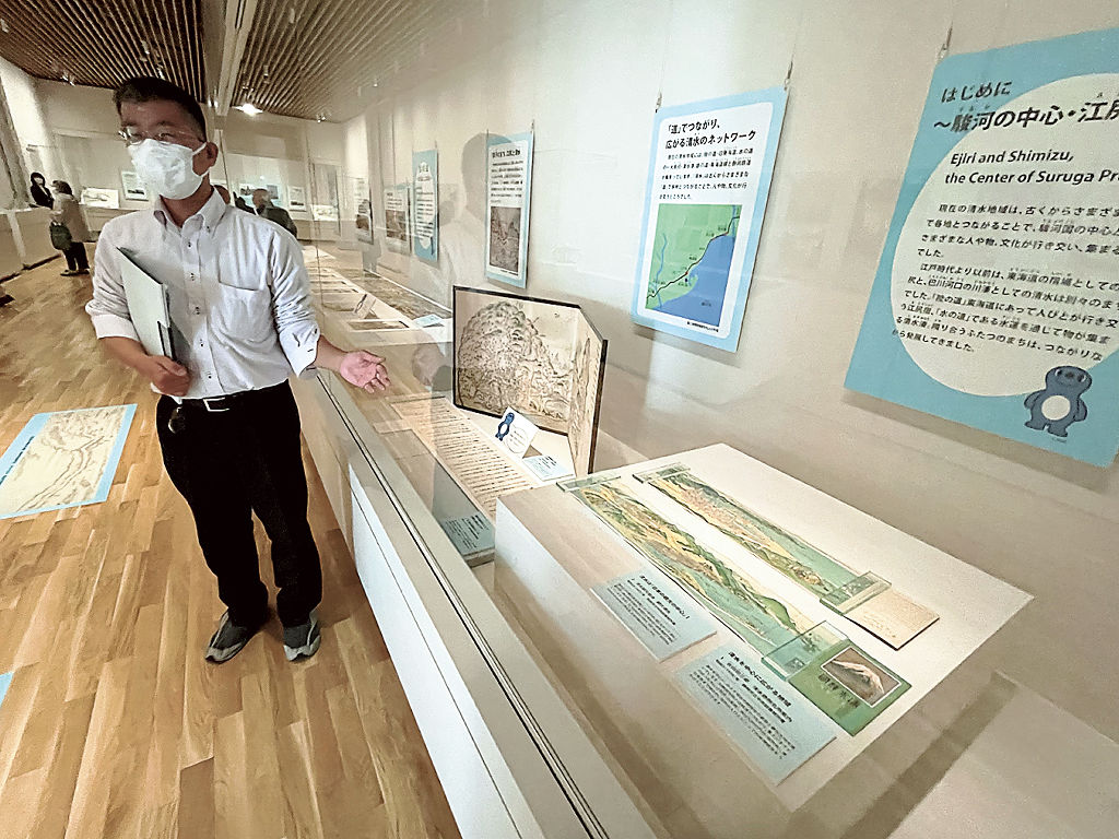 発展を重ねてきた清水の歴史を解説する学芸員の青木さん＝静岡市葵区の市歴史博物館